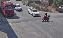 İzmir'de 15 yaşındaki çocuk otomobille motosikletliye çarptı... O anlar kamerada