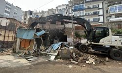Konak’ta metruk binalar yıkılıyor