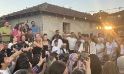 Ünlü sanatçı Mahmut Orhan’dan köy meydanında unutulmaz konser