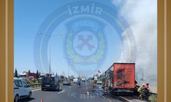 Çiğli yolunda araç yangını... İki şerit kapandı