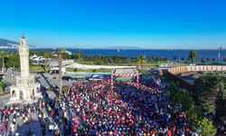 İzmir İl Milli Eğitim Müdürlüğü çağrı yapmıştı: Maç saatinde Konak Meydanı'nda namaz kılındı
