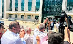 Balçova Belediye Başkanı Onur Yiğit hakkında ev hapsi kararı... Gümrükçü adliye önünde karşıladı
