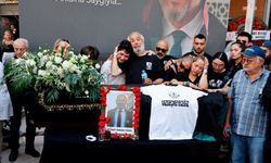 Yücel’e gözyaşları içinde son veda: İzmir sokaklarından yürüyüşle uğurlandı