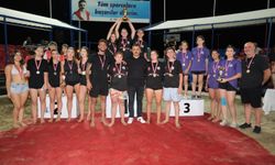 Dikili'de plaj voleybolu heyecanı: Kumdan dostluk köprüleri kuruldu!