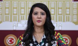 EMEP'li Karaca, trans öğretmen ile onur yürüyüşünü Meclis’e taşıdı!