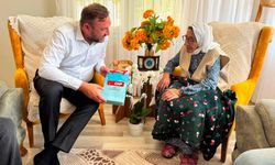 Gümrükçü’den asırlık üyeye ziyaret: En yaşlı üyenin doğum gününü kutladı