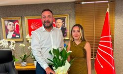 Gümrükçü’ye ziyaretler sürüyor: Karabağlar Gençlik Kolu Başkanı Ayça Gülenç’ten tebrik