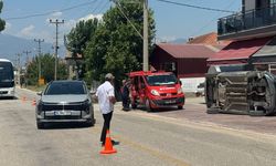 Muğla'da iki otomobil çarpıştı: Araç iş yerinin önüne devrildi
