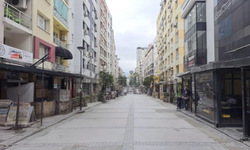 Alsancak’taki dükkanlara tabela düzenlemesi