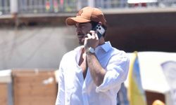 Burak Deniz'in tatilde telefon trafiği dikkat çekti