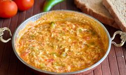 Bu tarifi deneyen vazgeçemiyor… İşte Çakallı menemen tarifi