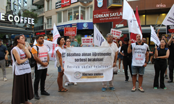 İzmir’de öğretmenlerden meslektaşları için protesto: Bu mücadele, meslek onurunun korunması mücadelesidir