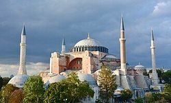 Ayasofya’da ilginç olay: İncil okuyan turistlere gözaltı