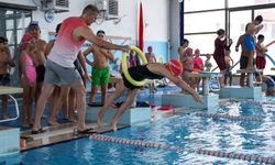 Minikler yüzmeyi Buca’da öğreniyor