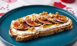 Kahvaltıda fark yaratmak isteyenlere… İncirli ve peynirli ekmek üstü tarifi