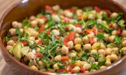 Yaz aylarında sizi hafifletecek... Kabaklı nohut salata tarifi
