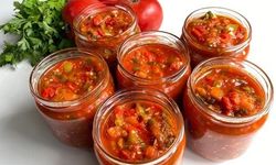 Sofralarınızın yıldızı… Kış boyu kahvaltınızdan eksik olmayacak domates sosu tarifi!