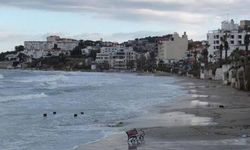 Kuşadası'nda dalgalara kapılan 12 kişiden 3’ü boğuldu