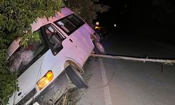 Ödemiş'te minibüs ağaca çaptı: 2 kişi yaralandı