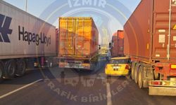 Çiğli Viyadüğü girişinde 4 araçlık kaza: Yetkililerden Bayraklı yönü için uyarı