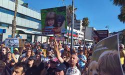 İzmir'de Valilik önüne polis barikatı: Hayvanseverlerden 'toplama' tepkisi