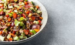 Sağlıklı ve doyurucu... Tavuklu Mercimek Salatası tarifi
