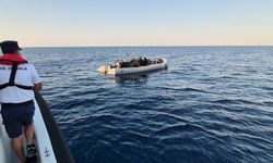 İzmir açıklarında 4'ü çocuk 73 göçmen lastik bottan karaya çıkarıldı