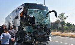 Otobüs kamyonete çarptı… Ölü ve yaralılar var