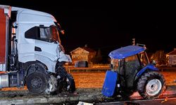 Tırla çarpışan traktör ikiye bölündü: Sürücüsü hayatını kaybetti