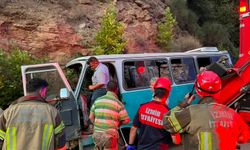 Tire’de korkunç kaza: İşçi minibüsünde 1 kişi öldü, 8 kişi yaralandı