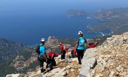 Fethiye'de yamaç paraşütü kayalıklara düştü: Turist ve pilot yaşamını yitirdi