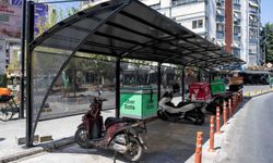 Motokuryeler ve ATM sırası için… Bornova’da güneşe ve yağmura kalkan