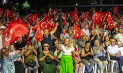 Bornova'da Zafer Bayramı coşkusu: Binlerce İzmirli bir araya geldi