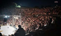 Bergama'da üç günlük tiyatro festivali coşkulu kapanışla sona erdi
