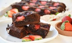 Brownie sevenler tadına doyamayacak: Çilekli ve böğürtlenli kek tarifi