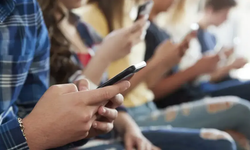 Fransa liselerde cep telefonunu yasakladı