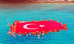 Çeşme’de Zafer Bayramı coşkusu denize taştı!