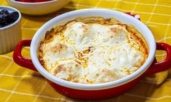Kahvaltı sofralarınıza damga vuracak… Kaşarlı domatesli yumurta kapama tarifi!