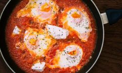 Hafta sonu kahvaltınızda mutlaka deneyin: Domatesli omlet tarifi!