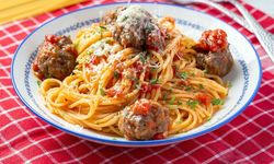 İştahsız çocuklar tabağı silip süpürecek: Köfteli spagetti tarifi
