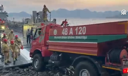 Marmaris’teki yangına çıkarma gemileriyle arazöz sevk edildi
