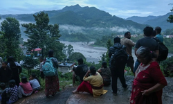 Nepal’de sel uyarısı: Evler terk edildi