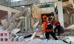 Endonezya’da 7,7 büyüklüğünde deprem: 5 can kaybı