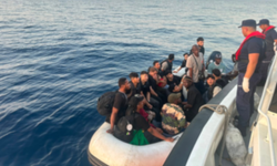 İzmir sularında yine can pazarı... 3'ü çocuk 44 göçmen lastik bottan tahliye edildi