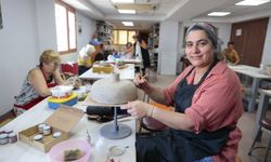 Konak’ta sanat kursları her yaştan yurttaşı buluşturuyor