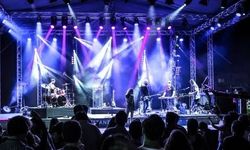 İzmir’de Ağustos dolu dolu geçecek! Ünlü isimlerin sahneleri heyecan yarattı