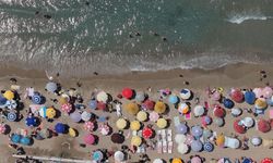 Tatilciler Kuşadası'nda denizin tadını çıkardı: Kalabalık plaj havadan görüntülendi