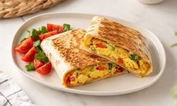 Sadece 5 dakikada hazır: Lavaşlı omlet tarifi