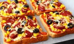 Bayatlayan tost ekmeğinizi atmayın! Tost ekmeğinden şipşak pizza tarifi