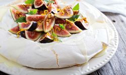 İnciri böyle deneyen bir daha vazgeçemiyor… İşte taze incirli Pavlova!